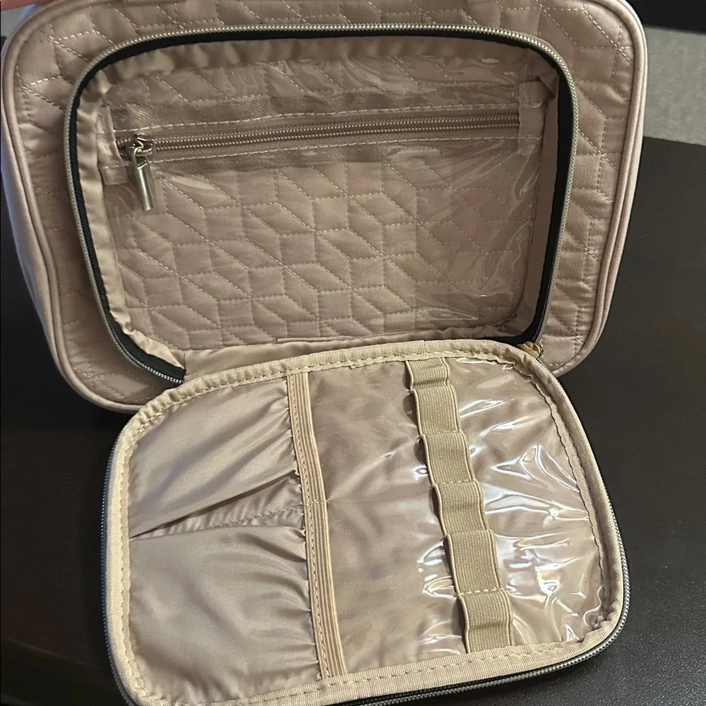 NWOT Quilted Light Pink Travel Hanging Organizer